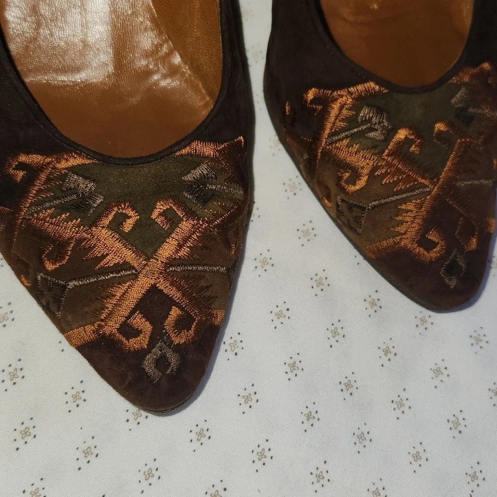 Sergio Rossi Brown Suede Embroidered Toe Kitten Heels Pumps sz 38.5/8.5